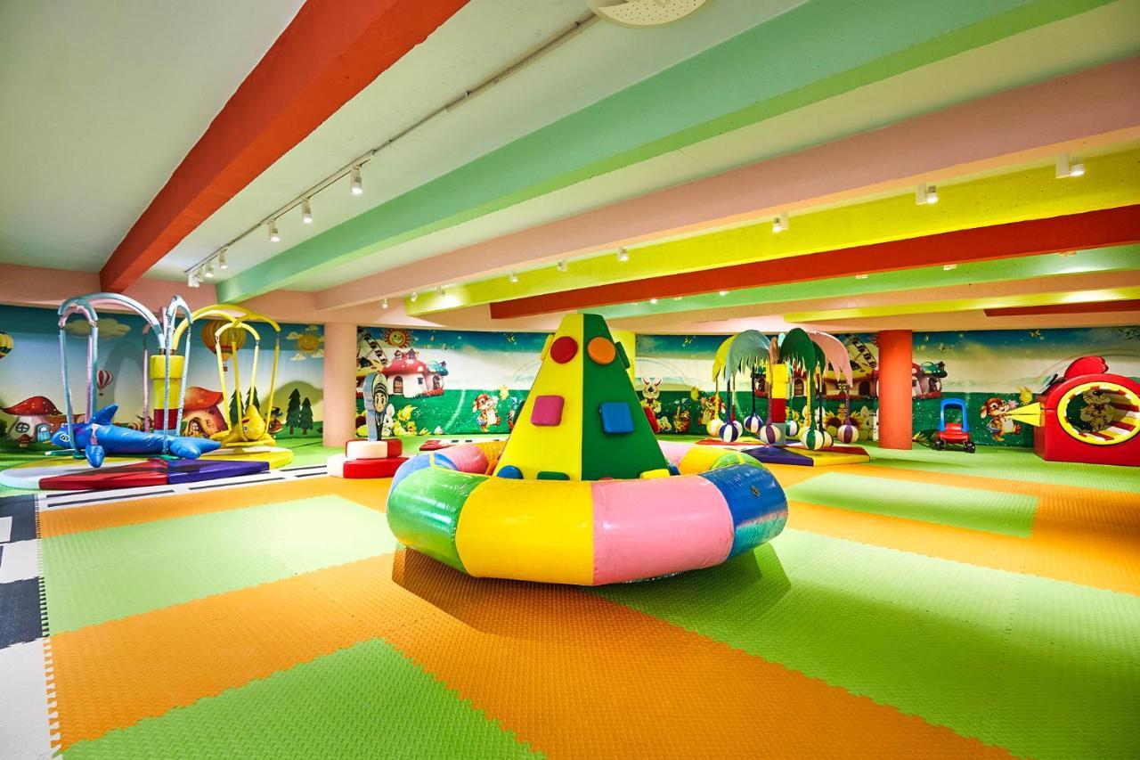 A Hoteli - Grand&Sky Hotel Tornik Zlatibor Exterior foto The interior of a typical indoor playground