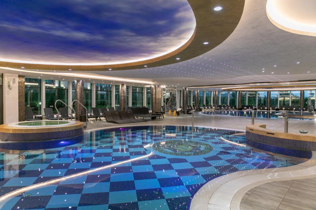 A Hoteli - Grand&Sky Hotel Tornik Zlatibor Exterior foto The swimming pool at the Royal Garden Hotel